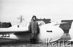 1948, Jelenia Góra, Polska.
Zawody lotnicze, kobieta-pilot na tle szybowca.
Fot. NN, zbiory Ośrodka KARTA, udostępniła Barbara Karwat-Seko.