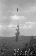 Maj lub czerwiec 1949, góra Żar, Beskid Mały, Polska.
Mężczyzna na tle drewnianego masztu z rękawem pokazującym kierunek wiatru.
Fot. Kazimierz Seko, zbiory Ośrodka KARTA