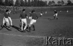 1948, Śląsk, Polska.
Mecz piłki nożnej. Pracownicy Urzędu Skarbowego - przedstawiciele inicjatywy prywatnej.
Fot. Kazimierz Seko, zbiory Ośrodka KARTA
