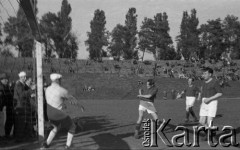 1948, Śląsk, Polska.
Mecz piłki nożnej. Pracownicy Urzędu Skarbowego - przedstawiciele inicjatywy prywatnej.
Fot. Kazimierz Seko, zbiory Ośrodka KARTA
