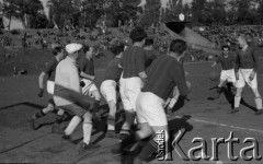 1948, Śląsk, Polska.
Mecz piłki nożnej. Pracownicy Urzędu Skarbowego - przedstawiciele inicjatywy prywatnej.
Fot. Kazimierz Seko, zbiory Ośrodka KARTA
