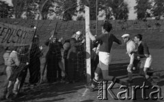 1948, Śląsk, Polska.
Mecz piłki nożnej. Pracownicy Urzędu Skarbowego - przedstawiciele inicjatywy prywatnej.
Fot. Kazimierz Seko, zbiory Ośrodka KARTA
