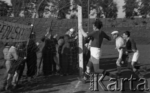 1948, Śląsk, Polska.
Mecz piłki nożnej. Pracownicy Urzędu Skarbowego - przedstawiciele inicjatywy prywatnej.
Fot. Kazimierz Seko, zbiory Ośrodka KARTA
