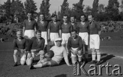 1948, Śląsk, Polska.
Mecz piłki nożnej. Pracownicy Urzędu Skarbowego - przedstawiciele inicjatywy prywatnej.
Fot. Kazimierz Seko, zbiory Ośrodka KARTA
