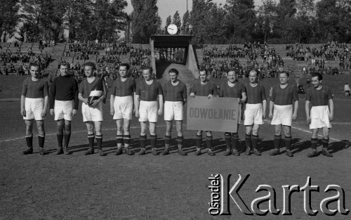 1948, Śląsk, Polska.
Mecz piłki nożnej. Pracownicy Urzędu Skarbowego - przedstawiciele inicjatywy prywatnej.
Fot. Kazimierz Seko, zbiory Ośrodka KARTA
