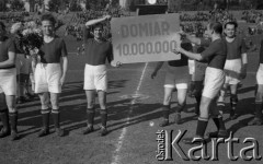 1948, Śląsk, Polska.
Mecz piłki nożnej. Pracownicy Urzędu Skarbowego - przedstawiciele inicjatywy prywatnej.
Fot. Kazimierz Seko, zbiory Ośrodka KARTA
