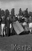 1948, Śląsk, Polska.
Mecz piłki nożnej. Pracownicy Urzędu Skarbowego - przedstawiciele inicjatywy prywatnej.
Fot. Kazimierz Seko, zbiory Ośrodka KARTA

