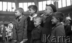 ok. 1950, Wrocław, Polska.
Grupa chłopców podczas imprezy w Hali Ludowej.
Fot. Kazimierz Seko, zbiory Ośrodka KARTA
