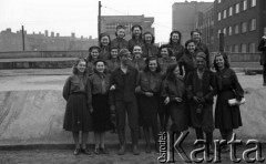 1950, Katowice, Polska.
Dziewczęta ze Związku Młodzieży Polskiej i dwaj górnicy w roboczych ubraniach.
Fot. Kazimierz Seko, zbiory Ośrodka KARTA