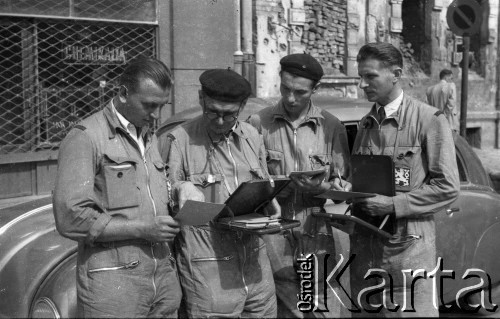 1950, Warszawa, Polska
Międzynarodowy Rajd Samochodów Ciężarowych. Ekipa czechosłowacka.
Fot. Kazimierz Seko, udostępniła Barbara Karwat-Seko, zbiory Ośrodka KARTA

