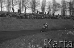 1949, Bytom, Polska.
Otwarcie toru żużlowego, zawodnik podczas wyścigu. W tle publiczność.
Fot. Kazimierz Seko, zbiory Ośrodka KARTA