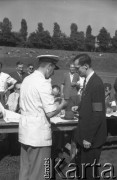 1949, Bytom, Polska.
Otwarcie toru żużlowego, organizatorzy przed przed stołem sędziowskim.
Fot. Kazimierz Seko, zbiory Ośrodka KARTA