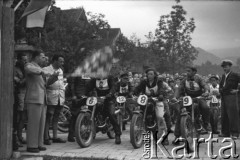 1950, brak miejsca, Polska.
Zawody o wejście do ligi, grupa zawodników na starcie. W środku kobieta na motocyklu.
Fot. Kazimierz Seko, zbiory Ośrodka KARTA