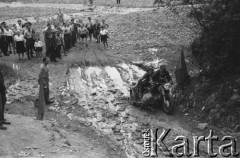 Sierpień 1950, Zakopane, Polska.
Rajd Tatrzański. Zawodnik pchający motocykl pod górę.
Fot. Kazimierz Seko, zbiory Ośrodka KARTA
