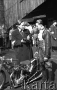 Sierpień 1950, Zakopane, Polska.
Rajd Tatrzański, dziennikarz rozmawiający z zawodnikiem.
Fot. Kazimierz Seko, zbiory Ośrodka KARTA
