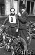 Sierpień 1950, Zakopane, Polska.
Rajd Tatrzański, zawodnik z numerem 8.
Fot. Kazimierz Seko, zbiory Ośrodka KARTA
