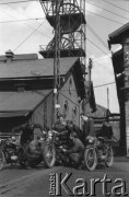 1950, Nowa Ruda, Polska.
Zawodnicy klubu motorowego ze swoimi motocyklami. W tle budynki kopalni. 
Fot. Kazimierz Seko, zbiory Ośrodka KARTA
