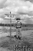 Wrzesień 1951, Zakopane, Polska.
Rajd Tatrzański. Chłopiec obok strzałki z napisem 