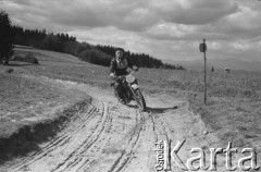 Wrzesień 1951, Zakopane, Polska.
Rajd Tatrzański, zawodnik na piaszczystej drodze.
Fot. Kazimierz Seko, zbiory Ośrodka KARTA
