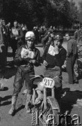 Wrzesień 1951, Zakopane, Polska.
Rajd Tatrzański. Zabłoceni zawodnicy po powrocie z trasy rajdu.
Fot. Kazimierz Seko, zbiory Ośrodka KARTA
