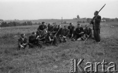 Lata 50-te, Śląsk, Polska.
Członkowie Ligi Przyjaciół Żołnierza podczas szkolenia z obsługi karabinu.
Fot. Kazimierz Seko, zbiory Ośrodka KARTA
