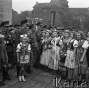 1953, Stalinogród (Katowice), Polska.
Powitanie grupy żołnierzy Ludowego Wojska Polskiego przez dziewczęta w strojach regionalnych.
Fot. Kazimierz Seko, zbiory Ośrodka KARTA