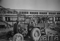 Lata 50-te, Zabrze, Polska.
Kopalnia Makoszowy, 29 Ochotniczy Hufiec Pracy Związku Młodzieży Socjalistycznej - junacy jadący traktorem.
Fot. Kazimierz Seko, zbiory Ośrodka KARTA
