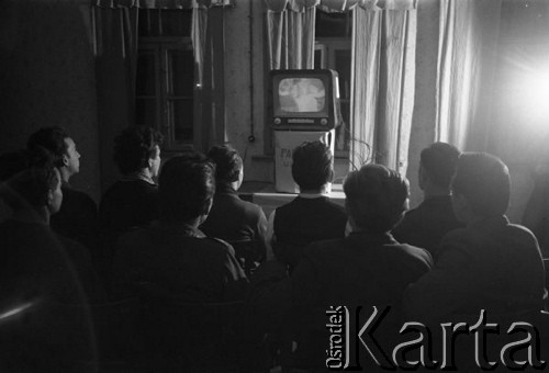 Lata 50-te, Zabrze, Polska.
Kopalnia Makoszowy, 29 Ochotniczy Hufiec Pracy Związku Młodzieży Socjalistycznej - junacy oglądający telewizję w świetlicy.
Fot. Kazimierz Seko, zbiory Ośrodka KARTA
