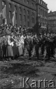 1951, Katowice, Polska.
Defilada na ulicach Katowic.
Fot. Kazimierz Seko, zbiory Ośrodka KARTA

