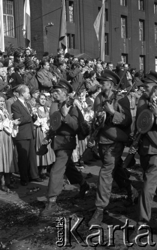 1951, Katowice, Polska.
Defilada na ulicach Katowic.
Fot. Kazimierz Seko, zbiory Ośrodka KARTA



