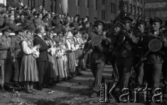 1951, Katowice, Polska.
Defilada na ulicach Katowic.
Fot. Kazimierz Seko, zbiory Ośrodka KARTA

