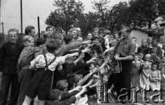 Lata 50-te, Pawłowice, Polska.
Szkolne koło Ligi Przyjaciół Żołnierza.
Fot. Kazimierz Seko, zbiory Ośrodka KARTA