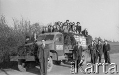 Lata 50-te, Kozłowa Góra, Polska.
Kurs traktorzystów w Kozłowej Górze.
Fot. Kazimierz Seko, zbiory Ośrodka KARTA