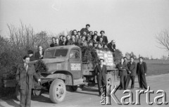 Lata 50-te, Kozłowa Góra, Polska.
Kurs traktorzystów w Kozłowej Górze.
Fot. Kazimierz Seko, zbiory Ośrodka KARTA