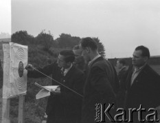 Lata 50-te, brak miejsca, Śląsk, Polska.
Zawody strzeleckie, sędziowie ogladają tarczę strzelniczą.
Fot. Kazimierz Seko, zbiory Ośrodka KARTA
