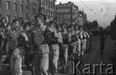 1951, Katowice, Polska.
Defilada Ludowego Wojska Polskiego na ulicach miasta, dwaj żołnierze na pierwszym planie mają ręczne karabiny maszynowe DP.
Fot. Kazimierz Seko, zbiory Ośrodka KARTA



