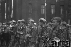 1951, Katowice, Polska.
Defilada Ludowego Wojska Polskiego na ulicach miasta, żołnierze z pepeszami.
Fot. Kazimierz Seko, zbiory Ośrodka KARTA



