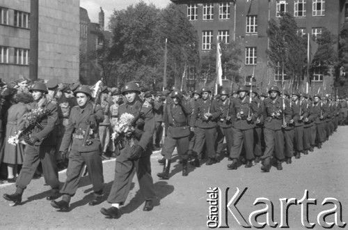 1951, Katowice, Polska.
Defilada Ludowego Wojska Polskiego na ulicach miasta.
Fot. Kazimierz Seko, zbiory Ośrodka KARTA



