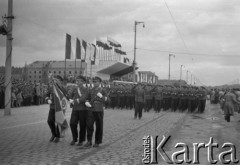 7.05.1954, Wrocław, Polska.
Defilada z okazji obchodów 10-lecia powrotu Ziem Odzyskanych do Polski. Oddział żołnierzy Ludowego Wojska Polskiego, na pierwszym planie poczet sztandarowy.
Fot. Kazimierz Seko, zbiory Ośrodka KARTA