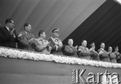 7.05.1954, Wrocław, Polska.
Defilada z okazji obchodów 10-lecia powrotu Ziem Odzyskanych do Polski. Na trybunie honorowej czwarty od lewej stoi Marszałek Polski Konstanty Rokossowski, szósty - I Sekretarz KC PZPR - Bolesław Bierut. 
Fot. Kazimierz Seko, zbiory Ośrodka KARTA