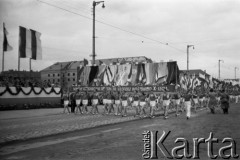 7.05.1954, Wrocław, Polska.
Defilada z okazji obchodów 10-lecia powrotu Ziem Odzyskanych do Polski. Młodzież z Akademickich Zespołów Sportowych.
Fot. Kazimierz Seko, zbiory Ośrodka KARTA