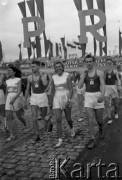 7.05.1954, Wrocław, Polska.
Defilada z okazji obchodów 10-lecia powrotu Ziem Odzyskanych do Polski. Młodzież z Akademickich Zespołów Sportowych.
Fot. Kazimierz Seko, zbiory Ośrodka KARTA