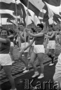 7.05.1954, Wrocław, Polska.
Defilada z okazji obchodów 10-lecia powrotu Ziem Odzyskanych do Polski. Młodzież z Akademickich Zespołów Sportowych niosąca biało-czerwone flagi.
Fot. Kazimierz Seko, zbiory Ośrodka KARTA