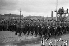 7.05.1954, Wrocław, Polska.
Defilada z okazji obchodów 10-lecia powrotu Ziem Odzyskanych do Polski. Oddział żołnierzy Ludowego Wojska Polskiego.
Fot. Kazimierz Seko, zbiory Ośrodka KARTA