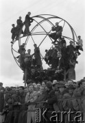 7.05.1954, Wrocław, Polska.
Defilada z okazji obchodów 10-lecia powrotu Ziem Odzyskanych do Polski. Tłum oglądający uroczystości.
Fot. Kazimierz Seko, zbiory Ośrodka KARTA