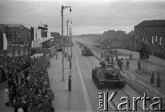 7.05.1954, Wrocław, Polska.
Defilada z okazji obchodów 10-lecia powrotu Ziem Odzyskanych do Polski. Przejazd czołgów, z lewej tłum oglądający uroczystości.
Fot. Kazimierz Seko, zbiory Ośrodka KARTA