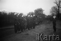 Lata 50-te, Lisów, pow. Lubliniec, Polska.
Żeńska sekcja Ochotniczej Straży Pożarnej, dziewczyny podczas apelu.
Fot. Kazimierz Seko, zbiory Ośrodka KARTA