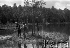 lata 60-te, Mazury, Polska.
Obóz żeglarski harcerzy z 14 Wodnej Drużyny z Olsztyna, dwie dziewczyny na pływającej wyspie.
Fot. Kazimierz Seko, zbiory Ośrodka KARTA