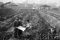 Lata 50-te, Czeladź, Polska.
Wojskowy Korpus Górniczy buduje szkołę, na pierwszym planie dwaj żołnierze LWP i mężczyzna w cywilu pokazujący mapę.
Fot. Kazimierz Seko, zbiory Ośrodka KARTA