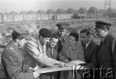 Lata 50-te, Czeladź, Polska.
Żołnierze Wojskowego Korpusu Górniczego budują szkołę, grupa osób oglądająca mapę.
Fot. Kazimierz Seko, zbiory Ośrodka KARTA